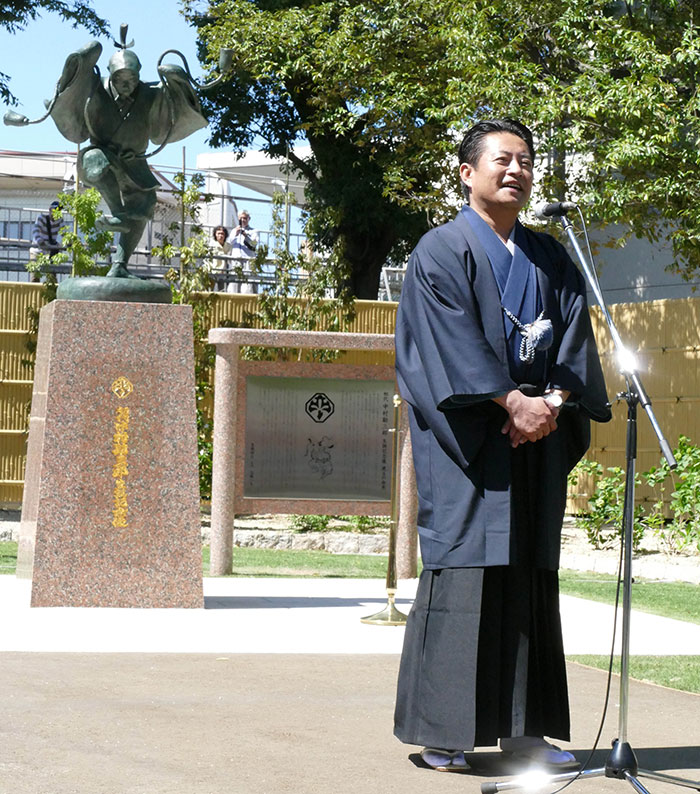 初代中村勘三郎生誕の地記念銅像の除幕式